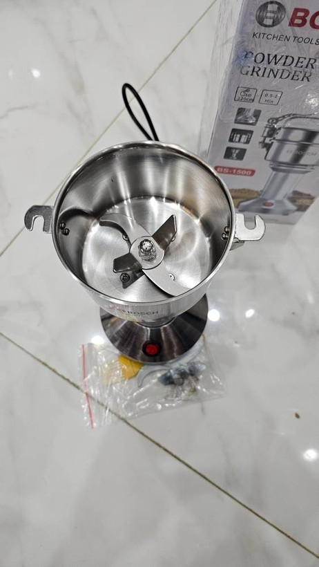 آسیاب بوش 200 گرم درب کلیپسی تیغه استیل قوی همراه با تیغه اضافه و فرچه مدل BS-1500